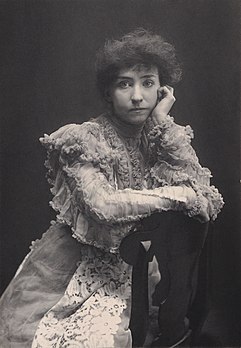 L'actrice américaine Minnie Maddern Fiske, photographiée en 1896 par Zaida Ben-Yusuf. (définition réelle 1 574 × 2 273)
