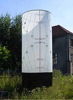 Cilindrische zonnewijzer in opaal glas in Humbeek (Grimbergen), 21e eeuw[19]