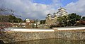 18. A várkastély a tengerparti Himedzsi városában, Kóbétől 47 km-re nyugatra, az UNESCO világörökség része. A 83 épület együttese a középkori japán építészet egyik leginkább épen maradt példája. (javítás)/(csere)