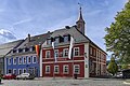 Rathaus (Zweigeschossiger Bau mit Lisenengliederung, abgewalmtes Schieferdach mit Dachreiter, 1828 begonnen nach Plänen von Johann Andreas Ritter; Baudenkmal)