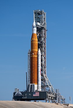 SLS Block 1 az Orion űrhajóval a 39B platformon a kilövés előtt