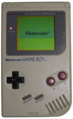 Game Boy включён. Он имеет монохромный дисплей и светящийся индикатор батарей.