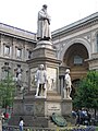 Monumento a Leonardo en Milán. Entre los cuatro estudiantes figura Salai.