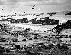 Landgangsskip med sperreballonger, losser på Omaha-stranden i juni 1944 (stor versjon)