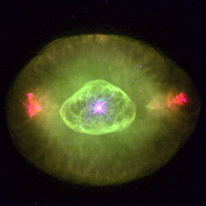 1996年1月にハッブル宇宙望遠鏡 (HST) の広視野惑星カメラ2 (WFPC2) で撮像された惑星状星雲NGC 6826。
