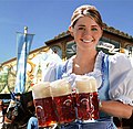 3. Dirndlit viselő pincérnő Hacker-Pschorrral, az egyik hagyományos sörrel, amelyet az Oktoberfesten felszolgálhatnak (javítás)/(csere)