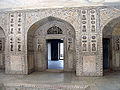Musamman Burj Agrassa, Intiassa, on koristeltu arabeskikuvioin