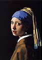 Johannes Vermeer fue un pintor neerlandés, considerado uno de los más importantes de la edad de oro de la pintura holandesa. Se especializó en escenas interiores cotidianas de la vida doméstica burguesa. Pasó toda su vida en la ciudad de Delft. En vida fue un pintor de provincias con un éxito moderado. No fue nunca especialmente rico, quizá debido al escaso número de pinturas que producía, y a su muerte dejó deudas a su esposa y once hijos. En la imagen, la pintura que lleva por nombre La joven de la perla, apodada la Mona Lisa holandesa y la Mona Lisa del norte. Fue pintada entre 1665–1675 al oleo sobre lienzo con una dimensión de 46,5×40 centímetros. Actualmente se encuentra en La Galería Real de Pinturas Mauritshuis en La Haya, Países Bajos. La pintura ha inspirado una novela y un filme. Por Johannes Vermeer, subida a commons por Thebrid.