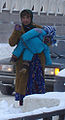 Wanita Lyuli/Gypsy dengan anaknya di Kazan, Rusia