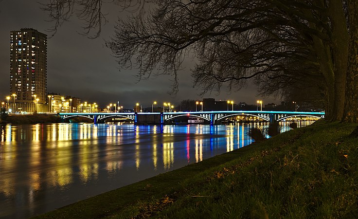 2018 年 1 月 28 號 比利時列日天文暮光下嘅一條橋