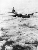 بمب افکن بی-۲۹ آمریکا درحال بمب‌افکنی