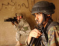 یک سرباز عراقی در کنار یک سرباز آمریکایی از گردان دوم پیاده نظام ۱۲