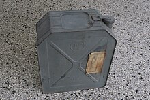 Photographie d'un jerrican en métal gris, censé contenir du pétrole
