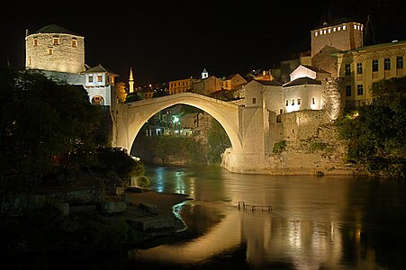 Mostar Köprüsü, Neretva Nehri üzerinde 1557 yılında Mimar Hayruddin tarafından inşata başlanıp 1566 - 1567 yılları arasında tamamlanan köprü, Bosna Savaşı sırasında 9 Kasım 1993'te Hersek-Bosna Hırvat Cumhuriyeti'nin askerî kanadı Hırvat Savunma Konseyi tarafından yıkıldı. Daha sonra UNESCO'nun desteğiyle ER-BU İnşaat tarafından inşa edilip 23 Haziran 2004'te yeniden açıldı ve 2005'te UNESCO Dünya Mirası listesine eklendi (Mostar, Bosna-Hersek Cumhuriyeti). (Üreten: BáthoryPéter)