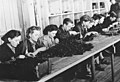 Zwangsarbeiter in Gewehrfabrik, Polen (Propagandaaufnahme Wehrmacht)
