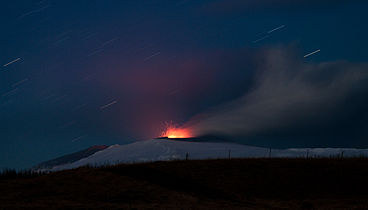 2010-04-20: The second eruption in Eyjafjallajökull seen from Fljótshlíð at night.