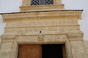 L'inscription Congrégation des Hommes gravée sur le tympan du porche de l'église.