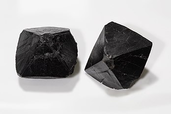 Casiteritas bipirâmides, cuja fórmula química é SnO2, proveniente da encosta sudeste do monte Xuebaoding, Songpan, província de Sujuão, China. Comprimento da borda: ± 30 mm. Coleção M.R. A cassiterita é um mineral óxido de estanho. Geralmente é opaco, mas é translúcido em cristais finos. Seu brilho e as múltiplas faces do cristal produzem uma gema desejável. A cassiterita foi o principal minério de estanho durante toda a história antiga e continua sendo a fonte mais importante de estanho atualmente. (definição 5 616 × 3 744)