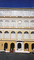Cortile di San Damaso, cortile del Palazzo Apostolico in Vaticano all'ora del cambio della guardia (facciata nord del Palazzo di Gregorio XIII).