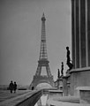 Foto Menara Eiffel diambil setelah Perang Dunia II, Juni 1945