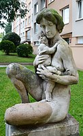 Matka s dítětem, 1982, umělý kámen, Praha, Strašnice