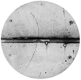 Fotografi af den første positron i et tågekammer
