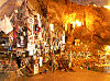 Objetos deixados no interior da gruta do Santuário de Bom Jesus da Lapa.