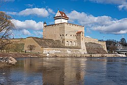 Narvan linna Narvanjoen yli Iivananlinnasta Venäjältä nähtynä.
