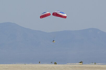 ニューメキシコ州ホワイトサンズに着陸するスターライナー