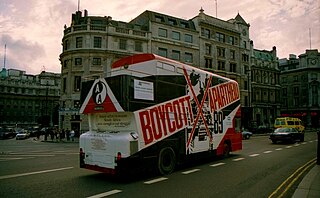 Londres, 1989. Apartheidaren kontrako propaganda duen autobusa.