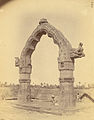 Fotografija Torane, posneta leta 1890, v templju Džagannath iz 10. stoletja, Puri, Indija.