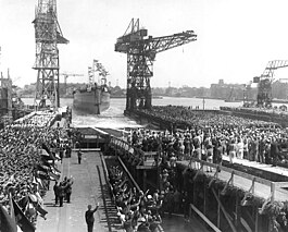 Спуск крейсера на воду. 1934