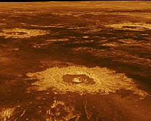 Les plaines de Vénus sont en rouge orangé, les impacts laissant des anneaux dorés sur la surface.