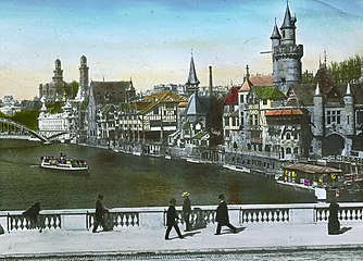 1900年パリ万博時のセーヌ川上流から下流、アルマ橋とドゥビイ橋の間 (La Seine d'amont vers l'aval entre le pont de l'Alma (au premier plan) et la passerelle Debilly.)