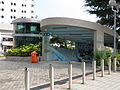 葵青劇院前的行人隧道出口，可通往港鐵葵芳站C出口，左後方建築物為葵芳多層停車場。