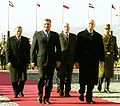 Vpředu: Aleksander Kwaśniewski a Ferenc Mádl, vzadu: Rudolf Schuster a Václav Klaus (Budapešť 2003)