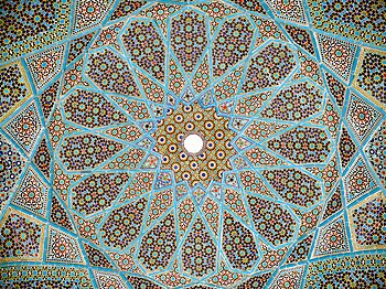 فُسيفساء سقفُ ضريح حافظ الشيرازي كما تبدو للناظر من الداخل، في مدينة شيراز بإيران