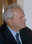MKSJ (lijevo) je optužio petero osoba za zločin. Milošević (desno) je postao prvi bivši predsjednik neke države koji je završio na međunarodnom sudu, ali je preminuo prije presude.