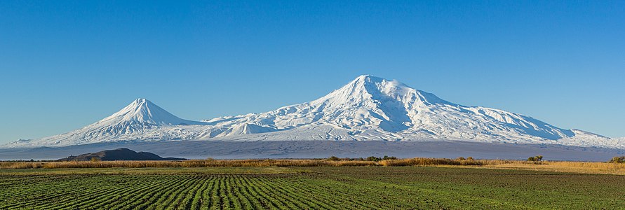 Араратска равница у Јерменији са врховима планине Арарат у даљини. Планина Арарат је највиши врх Турске (5.165 m). У Књизи постања ова планина се означава као место где се насукала Нојева барка после потопа.