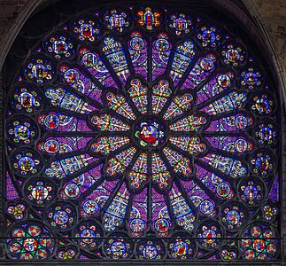 Розета в стил „лъчиста готика“ в Базилика „Сен Дени“ (нач. 1231 г.)