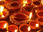 Les lampes dīp (ou diya), allumées en l’honneur du retour de Rama à Ayodhya, et qui ont donné leur nom à Dīpāvalī.