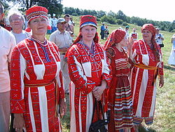 Erza asszonyok hagyományos viseletben