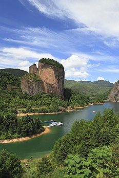 Le lac Juntan, au nord des monts Wuyi, dans le district Xian de Guangfeng, province de Jiangxi en Chine. (définition réelle 3 168 × 4 752)