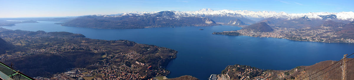 Panoramo de la Lago Maggiore, la dua lago laŭ grando en Italio, vidita de la lombardia bordo