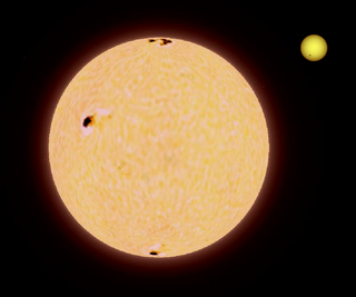 Größenvergleich zwischen Pollux (links) und der Sonne (rechts oben)