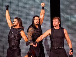 Da esquerda para a direita: Seth Rollins, Roman Reigns, Dean Ambrose.