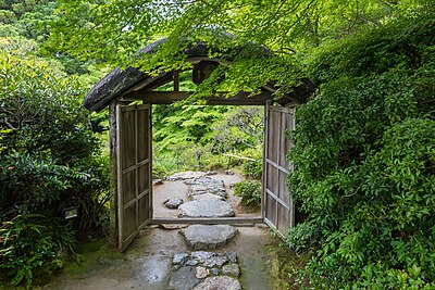 Gerbang kayu di Taman Okochi Sanso, di Kyoto, Jepang.