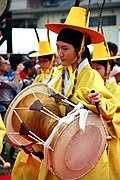 Korear musikariak soineko tipikoekin, janggu danborra jotzen.