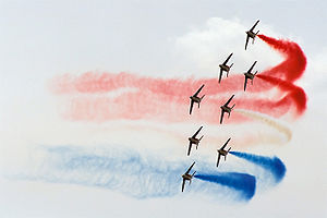 מטוסים במפגן אווירובטי יוצרים את "דגל הטריקולור" של צרפת לרגל "יום הבסטיליה".
