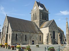 Minnesmerke over luftlanding, fallskjerm i spiret på kirken i Sainte-Mère-Église (stor versjon)